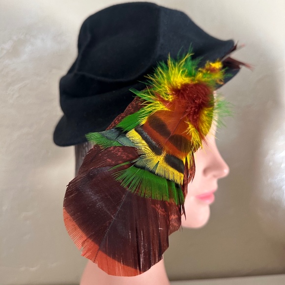 UNUSUAL 1950s\' BLACK FELT HAT WITH FOLDED CROWN & LARGE MULTICOLORED FEATHERS